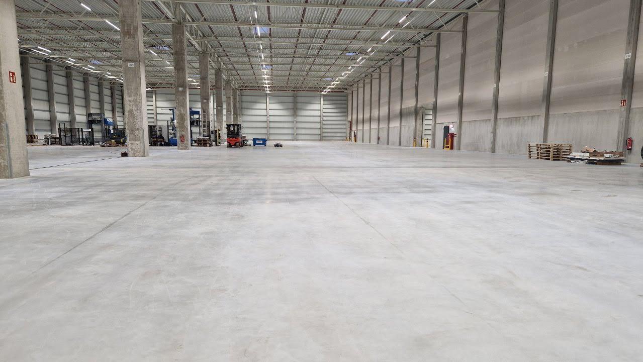 Sanierte Überladebrücken im DHL Logistikzentrum